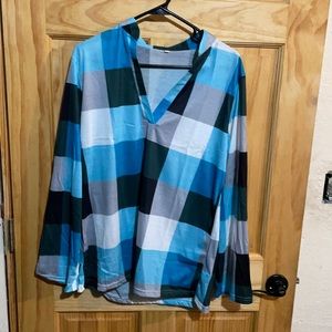 The size says 2x but it’s smaller. Never worn